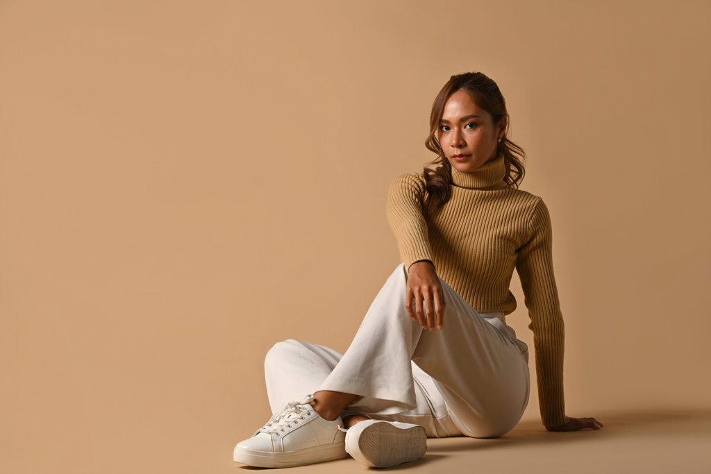 Wanita muda dengan sweter. FOTO/istockphoto Outfit warm undertone