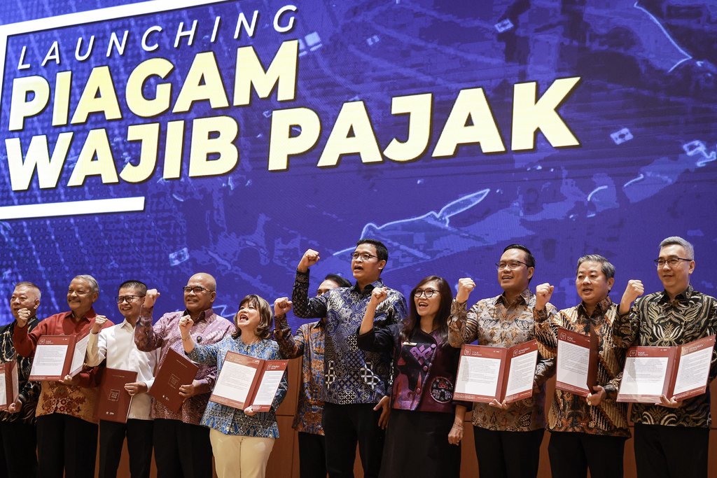 Direktur Jenderal Pajak Bimo Wijayanto (kelima kanan) berfoto bersama sejumlah penerima Piagam Wajib Pajak (Taxpayers Charter) usai peluncuran di Kantor Direktorat Jenderal Pajak (DJP), Jakarta, Selasa (22/7/2025). ANTARA FOTO/Dhemas Reviyanto/rwa. Peluncuran Piagam Wajib Pajak