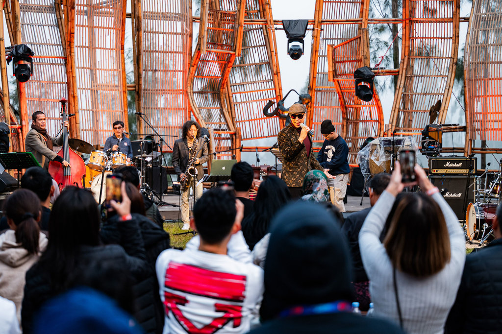 Jamie Aditya dalam Jazz Gunung Series I Bromo. FOTO/Tim Dokumentasi Jazz Gunung Jamie Aditya