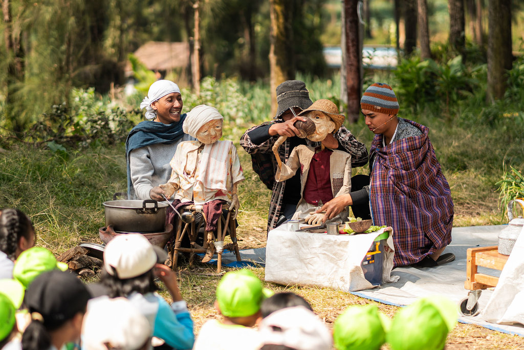 Pementasan Before Sunrise: Bromo oleh Papermoon Puppet Theatre dalam rangkaian Jazz Gunung Series I Bromo. FOTO/Tim Dokumentasi Jazz Gunung Pementasan Before Sunrise