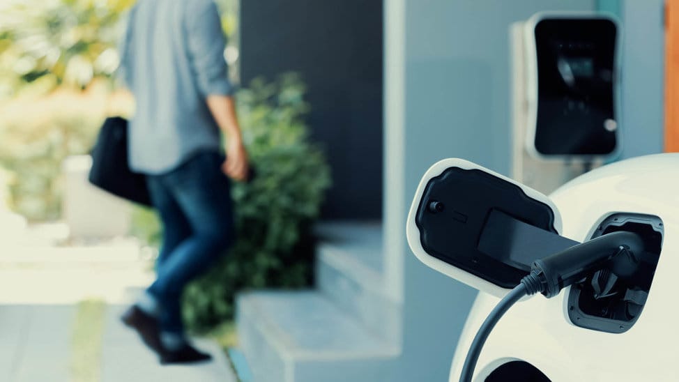 Ilustrasi mengisi daya mobil listrik di rumah. foto/istockphoto Ilustrasi mengisi daya mobil listrik di rumah