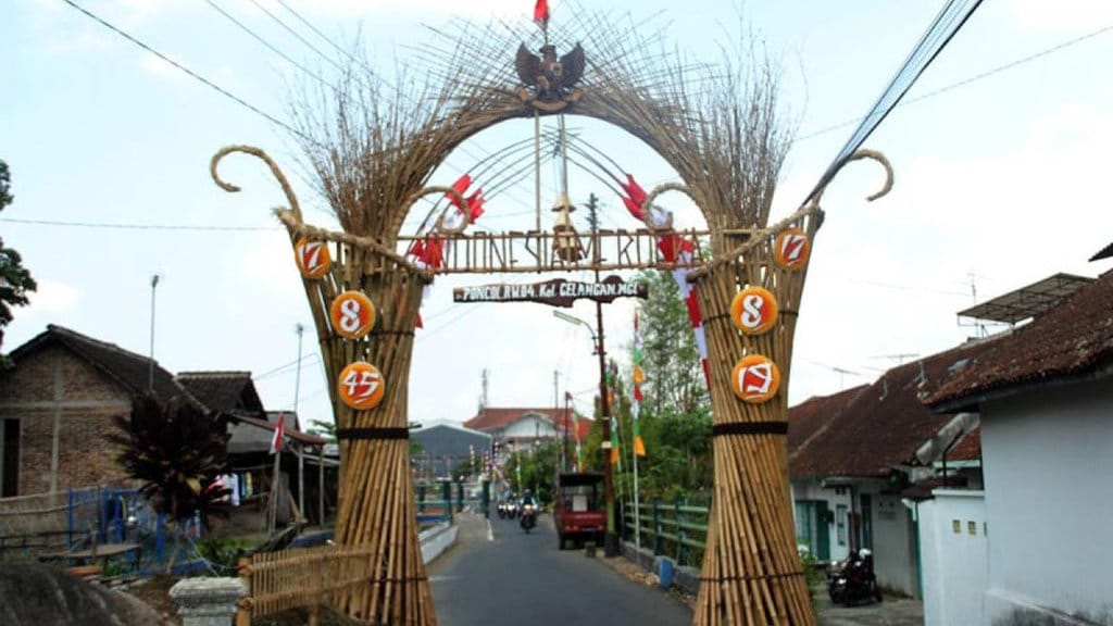 Gapura Bambu Berbentuk Rumah Adat