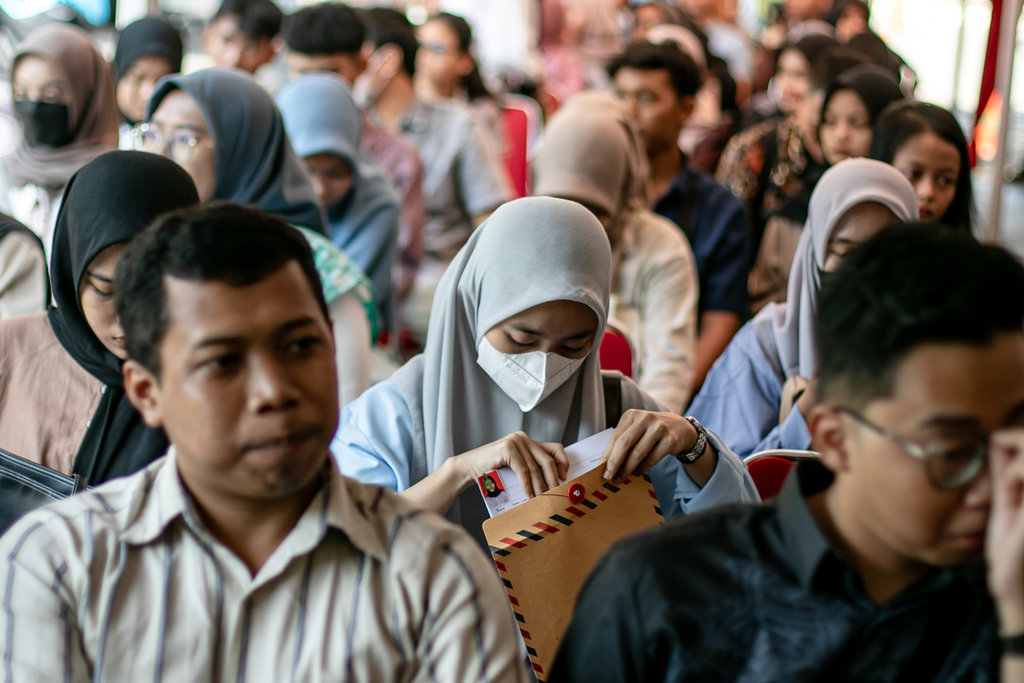 Pencari kerja membawa dokumen lamaran pekerjaan mengantre untuk mengikuti job fair Solo Career Expo di Balai Kota, Solo, Jawa Tengah, Rabu (23/7/2025). ANTARA FOTO/Mohammad Ayudha/nz. Jumlah angka PHK tahun 2025