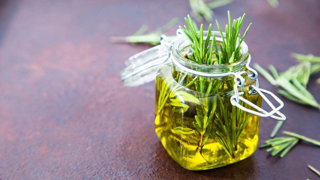 Rosemary Oil. FOTO/iStockphoto Rosemary Oil