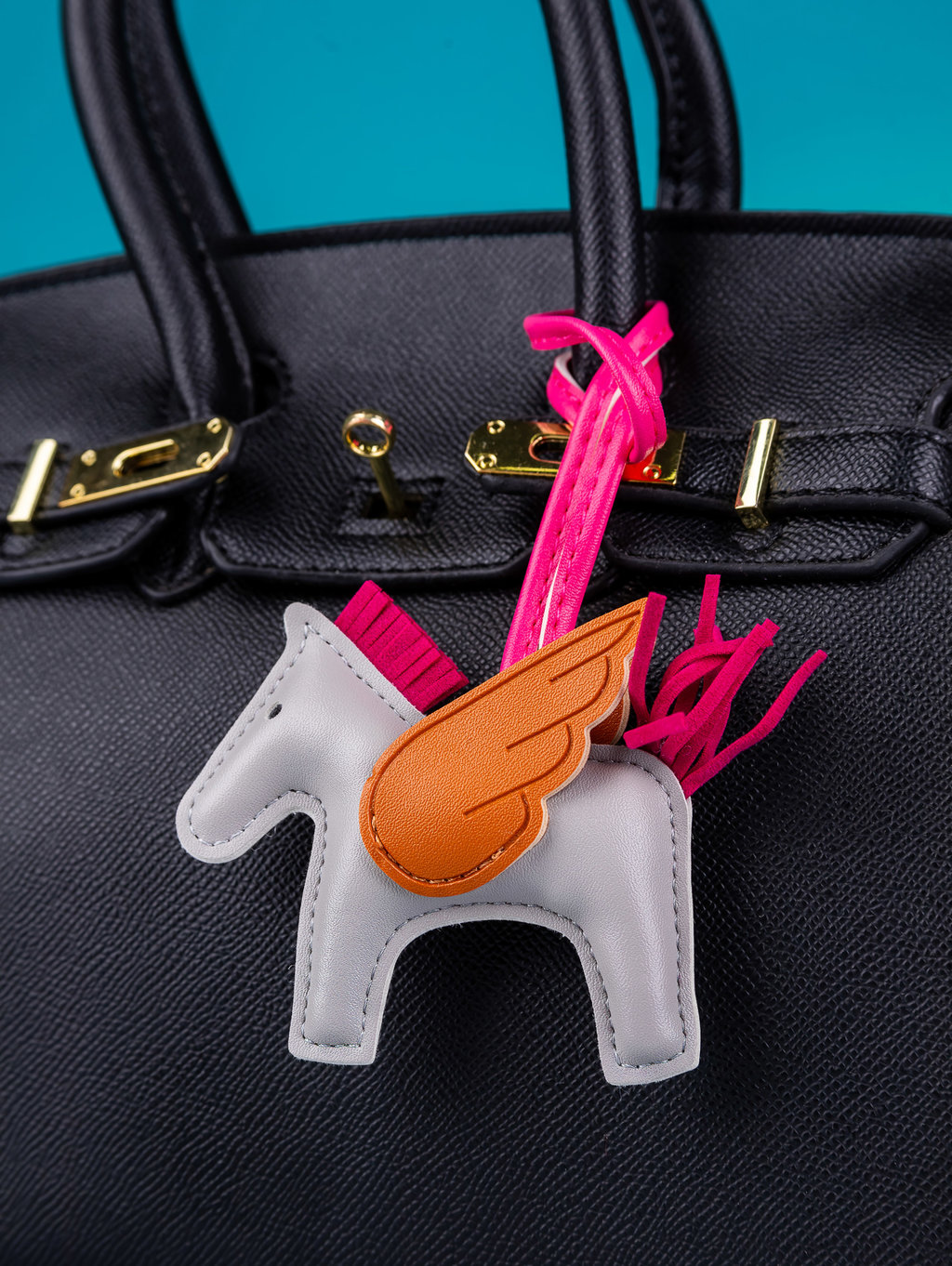 Gantungan kunci di tas. foto/istockphoto Gantungan kunci di tas