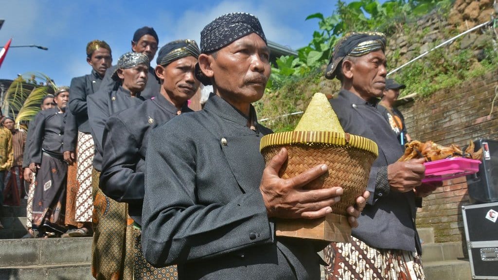 Tradisi Regeng Suro di lereng Gunung Prau