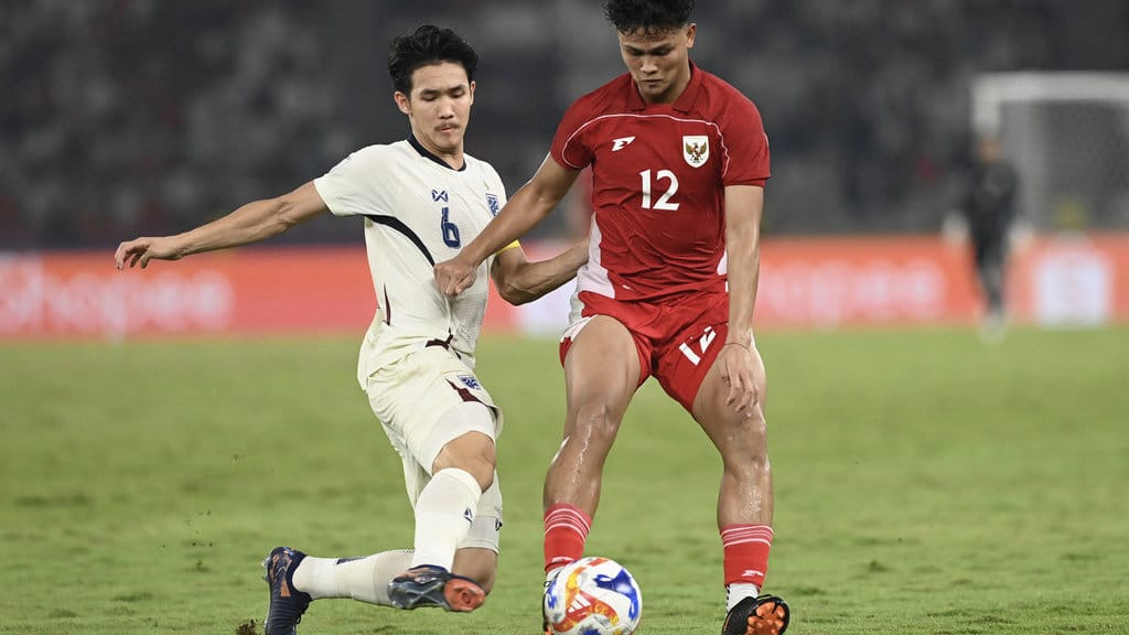 Pesepak bola Timnas U-23 Indonesia Hokky Caraka Bintang Brilliant (kanan) berebut bola dengan pesepak bola Timnas U-23 Thailand Sittha Boonlha (kiri) dalam pertandingan semifinal Piala AFF U-23 2025 di Stadion Utama Gelora Bung Karno (SUGBK), Senayan, Jakarta, Jumat (25/7/2025). Timnas U-23 Indonesia berhasil melaju ke final usai mengalahkan Timnas U-23 Thailand lewat adu tendangan penalti dengan skor 7-6. ANTARA FOTO/Muhammad Adimaja/mrh/tom. Semifinal Piala AFF U-23: Indonesia lolos final