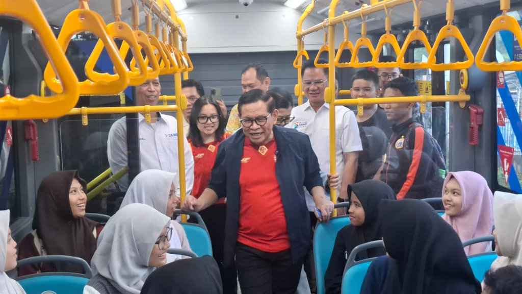 Gubernur DKI Jakarta, Pramono Anung, meresmikan rute baru Transjakarta Blok M-Ancol di Halte Ancol, Jakarta Utara, pada Sabtu (26/7/2025) sore. tirto.id/Naufal Majid Pramono Anung resmikan rute baru Transjakarta Blok M-Ancol