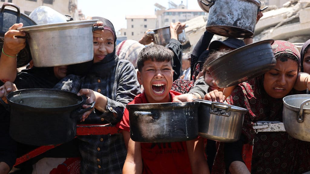 Warga Palestina berkerumun di titik distribusi sup miju-miju di Kota Gaza, Jalur Gaza utara, pada 27 Juli 2025. AFP/Omar AL-QATTAA Kelaparan di Gaza