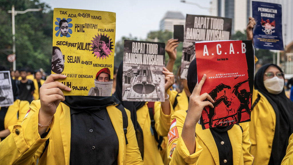 Sejumlah mahasiswa melakukan unjuk rasa di Jalan Merdeka Selatan, Jakarta, Senin (28/7/2025). ANTARA FOTO/Bayu Pratama S/nz Aksi mahasiswa di Jakarta