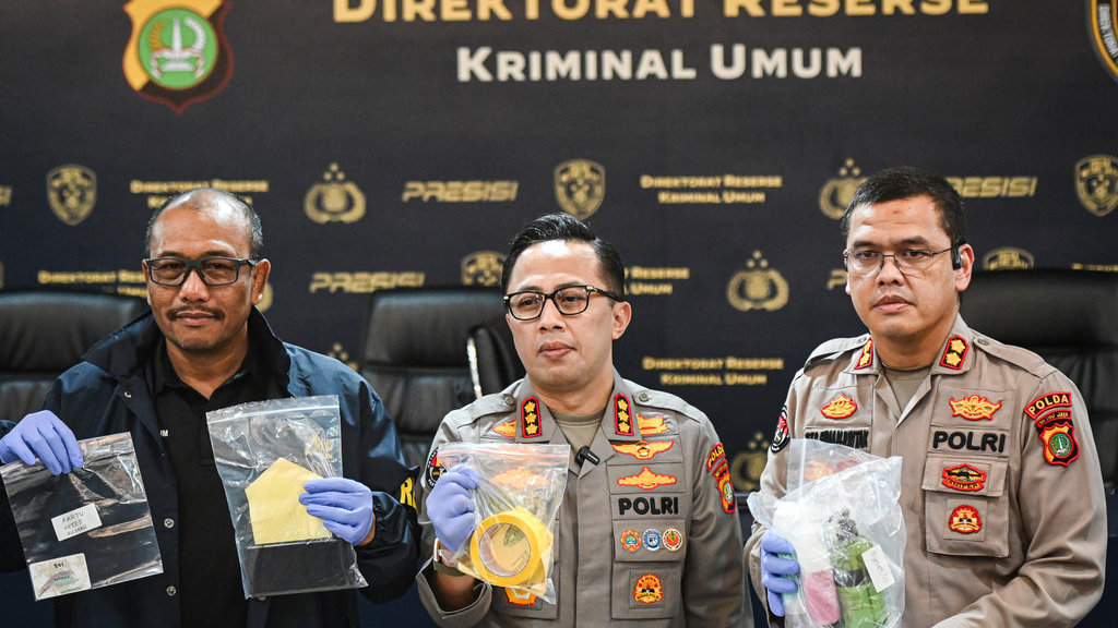 Dirreskrimum Polda Metro Jaya Kombes Pol Wira Satya (kiri) bersama Kabid Humas Polda Metro Jaya Kombes Pol Ade Ary Syam (tengah), dan Kepala Sub Bidang Penerangan Masyarakat Polda Metro Jaya AKBP Reonald Simanjuntak (kanan) menunjukkan barang bukti saat konferensi pers pengungkapan kasus penemuan mayat pegawai negeri sipil Kementerian Luar Negeri (Kemenlu) Arya Daru Pangayunan (ADP) di Polda Metro Jaya, Jakarta, Selasa (29/7/2025).ANTARA FOTO/Sulthony Hasanuddin/nym. Pengungkapan kasus kematian Diplomat Kemenlu