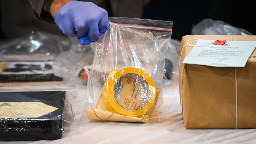 Kabid Humas Polda Metro Jaya Kombes Pol Ade Ary Syam menunjukkan barang bukti lakban saat konferensi pers pengungkapan kasus penemuan mayat pegawai negeri sipil Kementerian Luar Negeri (Kemenlu) Arya Daru Pangayunan (ADP) di Polda Metro Jaya, Jakarta, Selasa (29/7/2025). ANTARA FOTO/Sulthony Hasanuddin/nym. Pengungkapan kasus kematian Diplomat Kemenlu