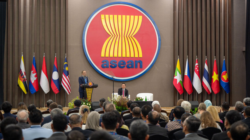 Perdana Menteri Malaysia Anwar Ibrahim (kiri) disaksikan Sekjen ASEAN Kao Kim Hourn menyampaikan pidato di Sekretariat ASEAN, Jakarta, Selasa (29/7/2025). Dalam kunjungannya ke Indonesia, Perdana Menteri Malaysia Anwar Ibrahim memberikan pidato kebijakan tentang ASEAN dalam konteks Keketuaan Malaysia di ASEAN pada tahun 2025. ANTARA FOTO/Pandu BN/hma/YU Pidato Anwar Ibrahim di Sekretariat ASEAN