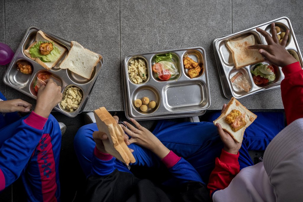 Siswa menyantap makanan bergizi gratis di SDN Pasirkaliki Mandiri 2, Kota Cimahi, Jawa Barat, Selasa (29/7/2025). ANTARA FOTO/Abdan Syakura/YU Target penerima manfaat program makan bergizi gratis