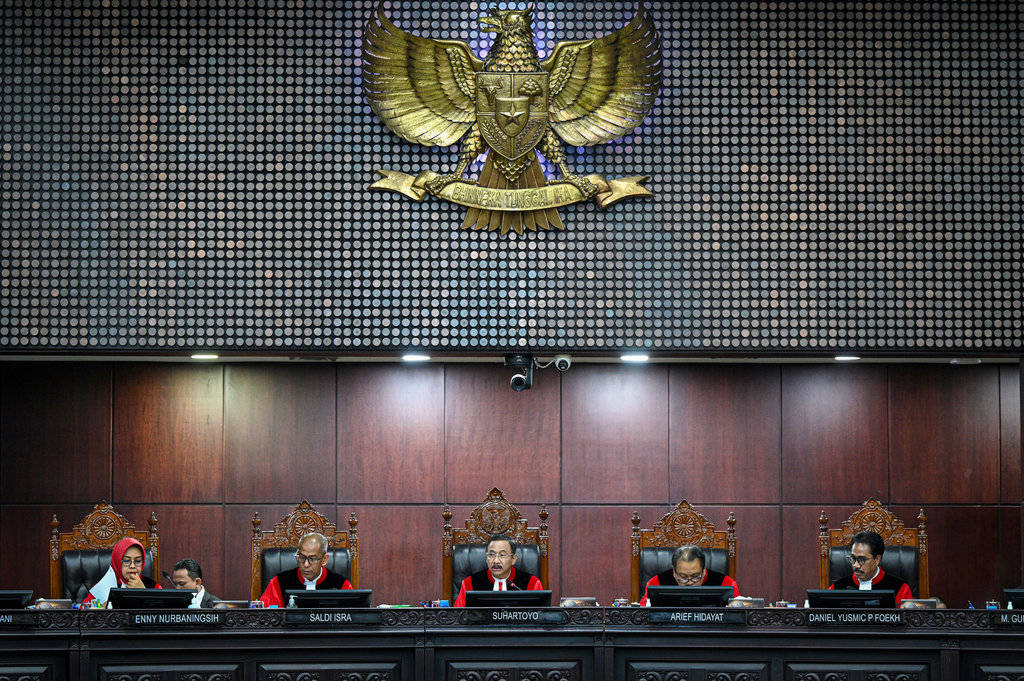 Ketua Mahkamah Konstitusi (MK) Suhartoyo (tengah) bersama Wakil Ketua Mahkamah Konstitusi Saldi Isra (kedua kiri) dan anggota Majelis Hakim MK Enny Nurbaningsih (kiri), Arief Hidayat (kedua kanan) dan Daniel Yusmic (kanan) memimpin sidang putusan Pengujian Materiil Undang-Undang tentang Pilkada dan Pengujian Materiil Undang-Undang tentang Mahkamah Konstitusi di Gedung MK, Jakarta, Rabu (30/7/2025). Mahkamah Konstitusi mengabulkan permohonan para pemohon untuk sebagian pada perkara Pengujian Materil Undang-Undang Nomor 1 Tahun 2015 tentang Penetapan Peraturan Pemerintah Pengganti Undang-Undang Nomor 1 Tahun 2014 tentang Pemilihan Gubernur, Bupati, dan Walikota Menjadi Undang-Undang, sedangkan pada perkara Pengujian Materiil Undang-Undang Nomor 24 Tahun 2003 tentang Mahkamah Konstitusi, Mahkamah menyatakan permohonan pemohon tidak dapat diterima. ANTARA FOTO/Fauzan/foc. Sidang putusan pengujian materiil UU tentang MK dan UU tentang Pilkada