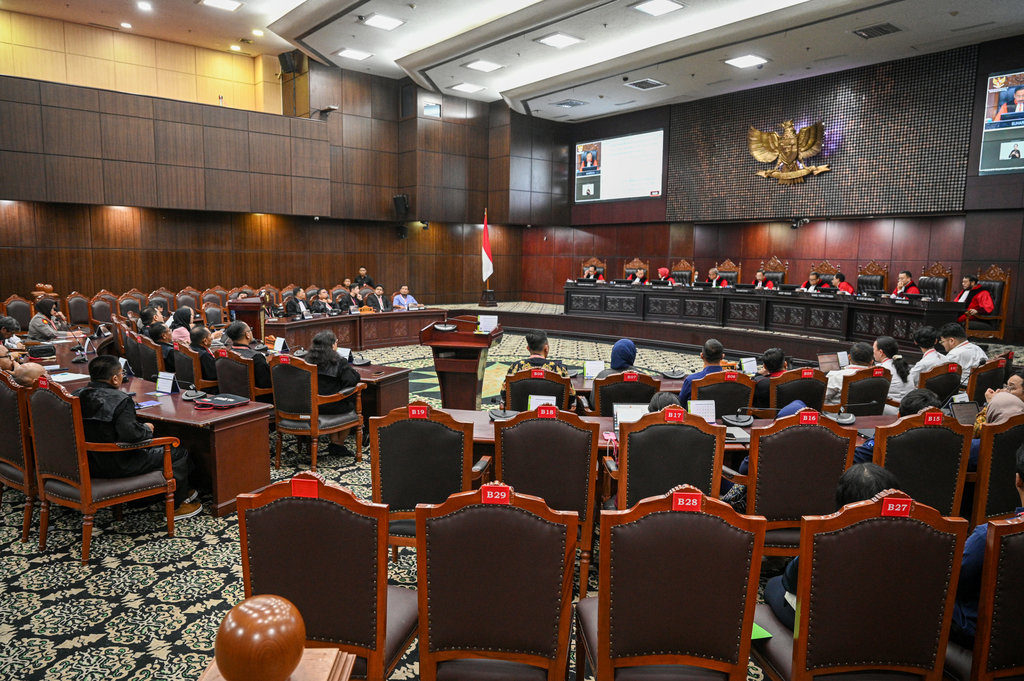 Suasana sidang putusan Pengujian Materiil Undang-Undang tentang Pilkada dan Pengujian Materiil Undang-Undang tentang Mahkamah Konstitusi di Gedung MK, Jakarta, Rabu (30/7/2025). Mahkamah Konstitusi mengabulkan permohonan para pemohon untuk sebagian pada perkara Pengujian Materil Undang-Undang Nomor 1 Tahun 2015 tentang Penetapan Peraturan Pemerintah Pengganti Undang-Undang Nomor 1 Tahun 2014 tentang Pemilihan Gubernur, Bupati, dan Walikota Menjadi Undang-Undang, sedangkan pada perkara Pengujian Materiil Undang-Undang Nomor 24 Tahun 2003 tentang Mahkamah Konstitusi, Mahkamah menyatakan permohonan pemohon tidak dapat diterima. ANTARA FOTO/Fauzan/foc. Sidang putusan pengujian materiil UU tentang MK dan UU tentang Pilkada
