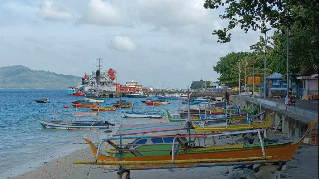 Aktivitas perahu nelayan maupun kapal di Pelabihan Melonguena, Kabupaten Kepulauan Talaud. ANTARA/Karel A Polakitan Nelayan di Talaud