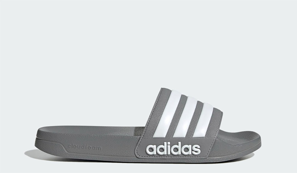 Sandal Slip On Adidas. foto/footstep Sandal Slip On Adidas