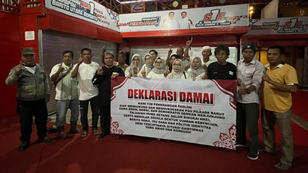 Tim paslon nomor urut 01 saat deklarasi pilkada damai di Posko Pemenangan Shalahuddin-Felix dijalan Jendral Sudirman Muara Teweh, pada Rabu (30/7) malam. FOTO/Istimewa Deklarasi Damai Tim Paslon PSU Pilkada Barito Utara