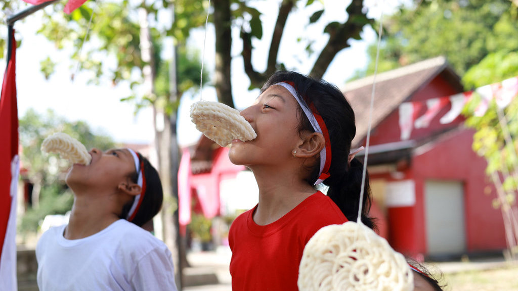 Ilustrasi lomba makan krupuk. FOTO/iStock Header Tokopedia 18