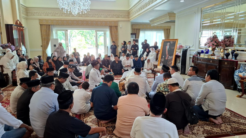 Sejumlah kerabat melayat ke kediaman mantan Menteri Agama Suryadharma yang terletak di Jalan Cipinang Cempedak I, Kelurahan Cipinang Cempedak, Kecamatan Jatinegara, Jakarta Timur. Tirto.id/Naufal Majid Suryadharma Ali Akan Dimakamkan di Bekasi