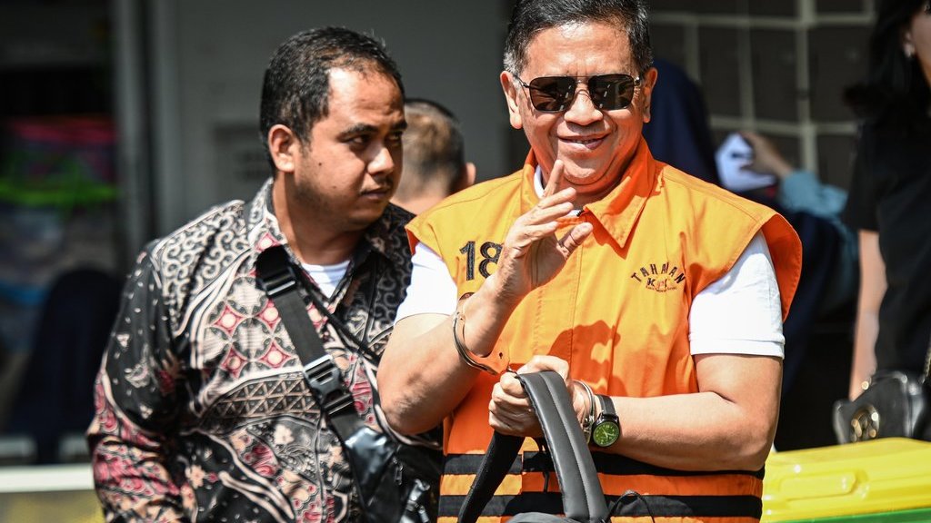 Terpidana kasus dugaan suap pergantian antarwaktu (PAW) untuk anggota DPR Harun Masiku dan perintangan penyidikan, Hasto Kristiyanto (kanan) melambaikan tangan setibanya di Rumah Tahanan Kelas 1 Jakarta Timur Cabang Rutan KPK, Jakarta, Jumat (1/8/2025). ANTARA FOTO/Sulthony Hasanuddin/nym. Hasto Kristiyanto mendapat amnesti Presiden Prabowo Subianto