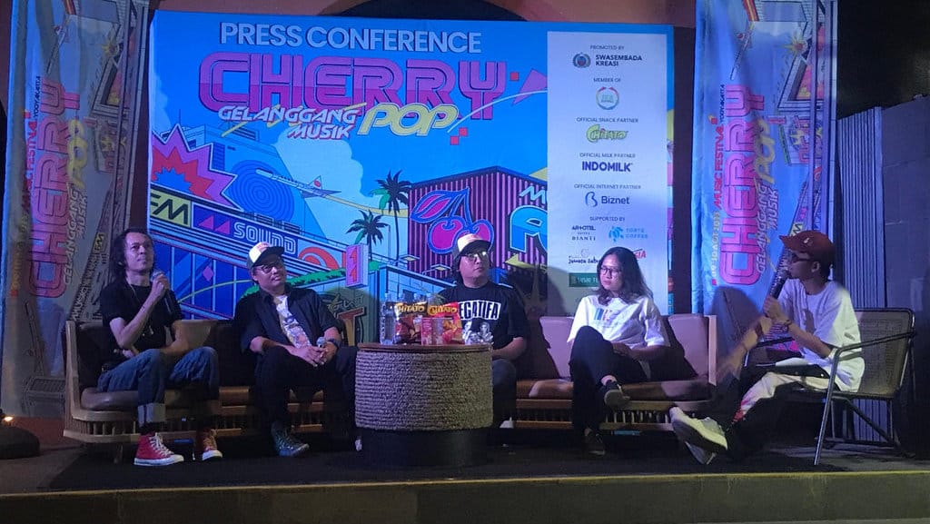 Suasana konferensi pers menjelang festival musik Cherrypop 2025 di Barley and Barrel, Artotel Suites Bianti, Yogyakarta pada Jumat, (1/8/2025). tirto.id/Abdul Haris Konpers Festival Musik Cherrypop 2025
