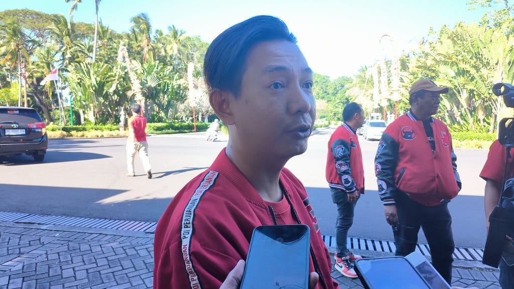 Angga Nugraha, seorang Kader DPP PDI Perjuangan yang ikut menyambut Hasto di gerbang BNDCC, ketika diwawancarai wartawan, Sabtu (02/08/2025). Tirto.id/Sandra Gisela Angga Nugraha