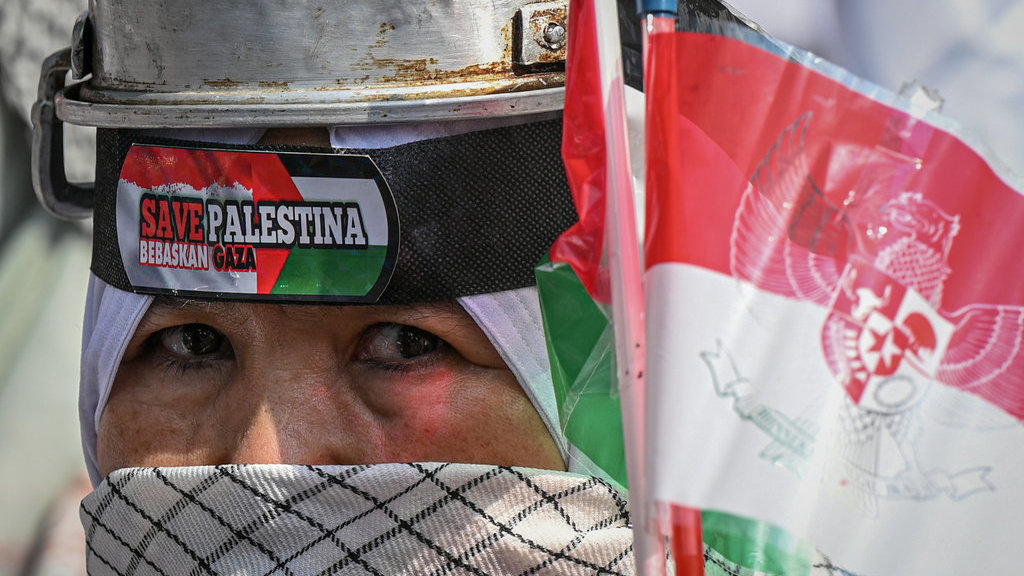 Pengunjuk rasa yang tergabung dalam Free Palestina Network (FPN) mengenakan panci di kepalanya dalam aksi bela Palestina di depan Kedutaan Besar Mesir, Jakarta, Sabtu (2/8/2025). ANTARA FOTO/Fauzan/nym. Aksi solidaritas Palestina di Kedubes Mesir