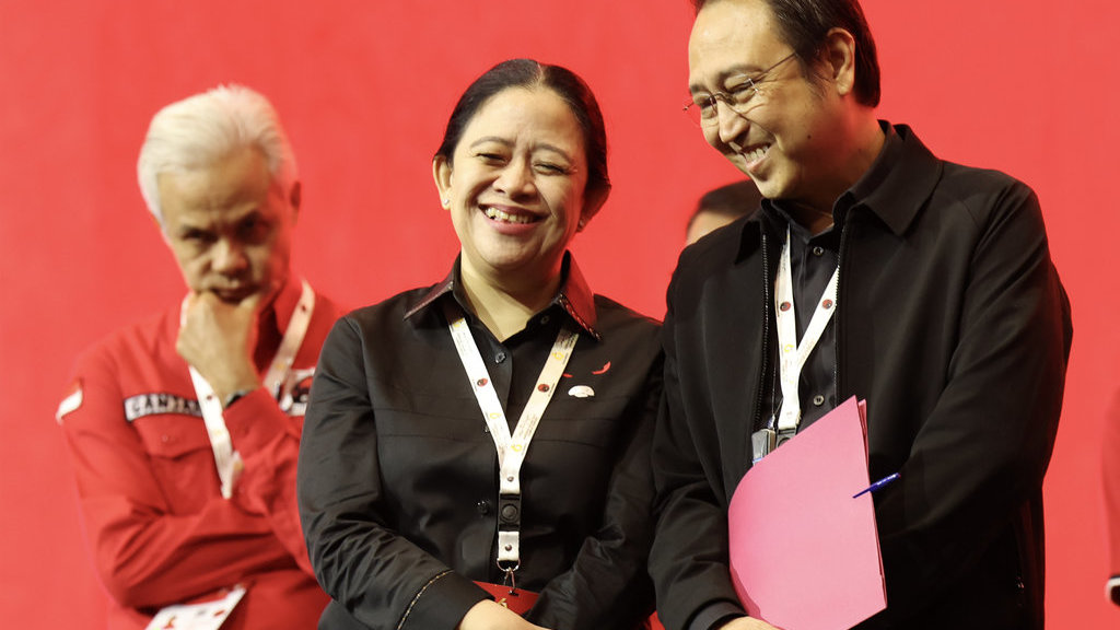 Ketua DPP PDI Perjuangan Puan Maharani (kedua kanan) dan Ketua DPP PDI Perjuangan Bidang Ekonomi Kreatif, M. Prananda Prabowo (kanan) bersiap mengikuti pengambilan sumpah/janji pengurus Dewan Pimpinan Pusat (DPP) periode 2025-2030 pada Kongres ke-6 PDI Perjuangan di Bali Nusa Dua Convention Center (BNDCC), Nusa Dua, Badung, Bali, Sabtu (2/8/2025). ANTARA FOTO/Monang Sinaga/mrh/nym. Pelantikan DPP PDI Perjuangan periode 2025-2030