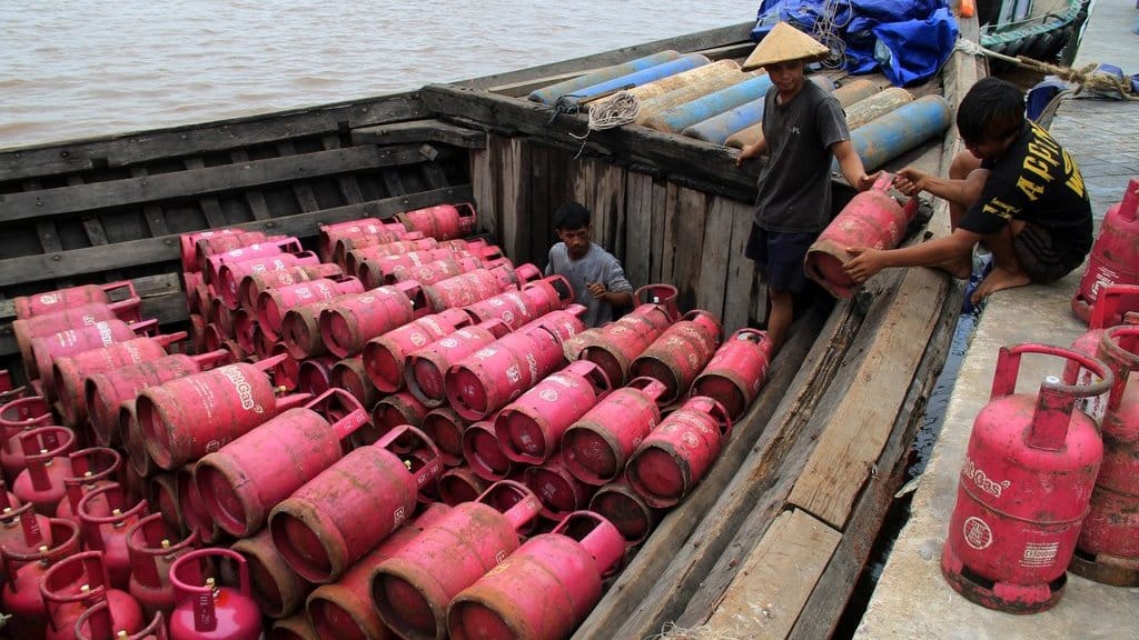 Sejumlah pekerja memasukkan tabung gas elpiji ke dalam lambung kapal kayu di dermaga Pelabuhan Kapuas Indah, Pontianak, Kalimantan Barat, Senin (4/8/2025). ANTARA FOTO/Jessica Wuysang/YU Pengantaran gas elpiji ke Kabupaten Ketapang