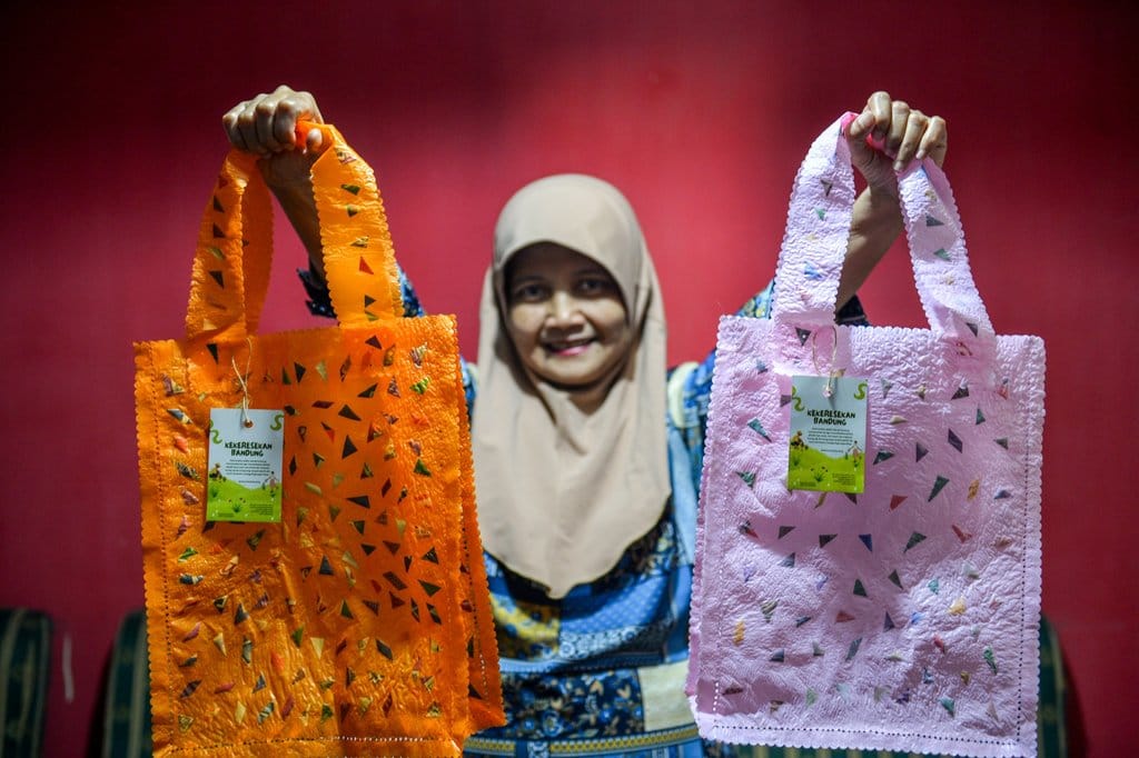 Kerajinan tas belanja dari limbah plastik