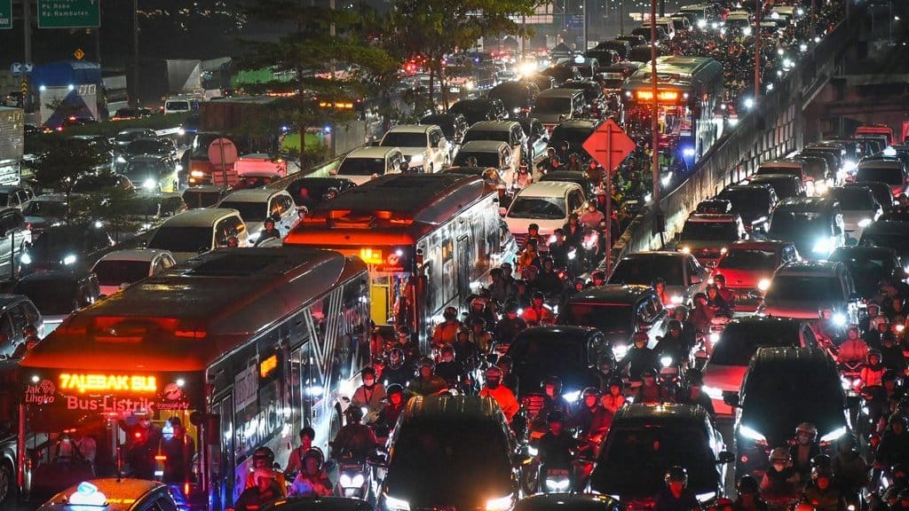 Kendaraan bermotor terjebak kemacetan lalu lintas di ruas Jalan TB Simatupang, Cilandak, Jakarta, Senin (4/8/2025). ANTARA FOTO/Sulthony Hasanuddin/nz Pengembangan sistem ITCS untuk atasi kemacetan di Jakarta