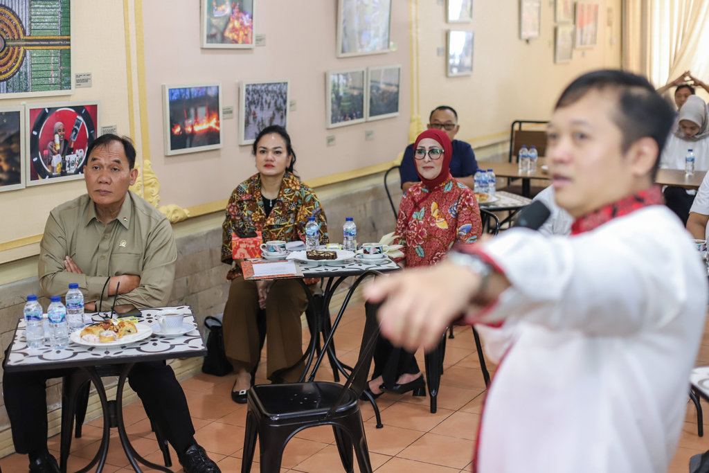 Anggota Komisi VII Dewan Perwakilan Rakyat (DPR) Bambang Haryo Soekartono (kiri) menyimak penjelasan dari Kepala Biro ANTARA Jatim Rahmad Hidayat (kanan) saat kunjungan reses di Grha Antara Jatim, Surabaya, Jawa Timur, Rabu (6/8/2025). Kunjungan tersebut dalam rangka meninjau kinerja dari LKBN Antara Biro Jatim. ANTARA FOTO/Rizal Hanafi/foc. Kunjungan reses anggota DPR Komisi VII di Surabaya