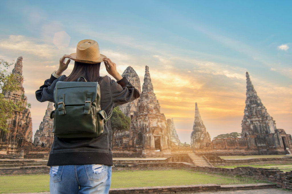 Tas yang cocok untuk liburan - Ilustrasi backpacker di taman bersejarah Ayutthaya Thailand. FOTO/iStockphoto Ilustrasi Daypack