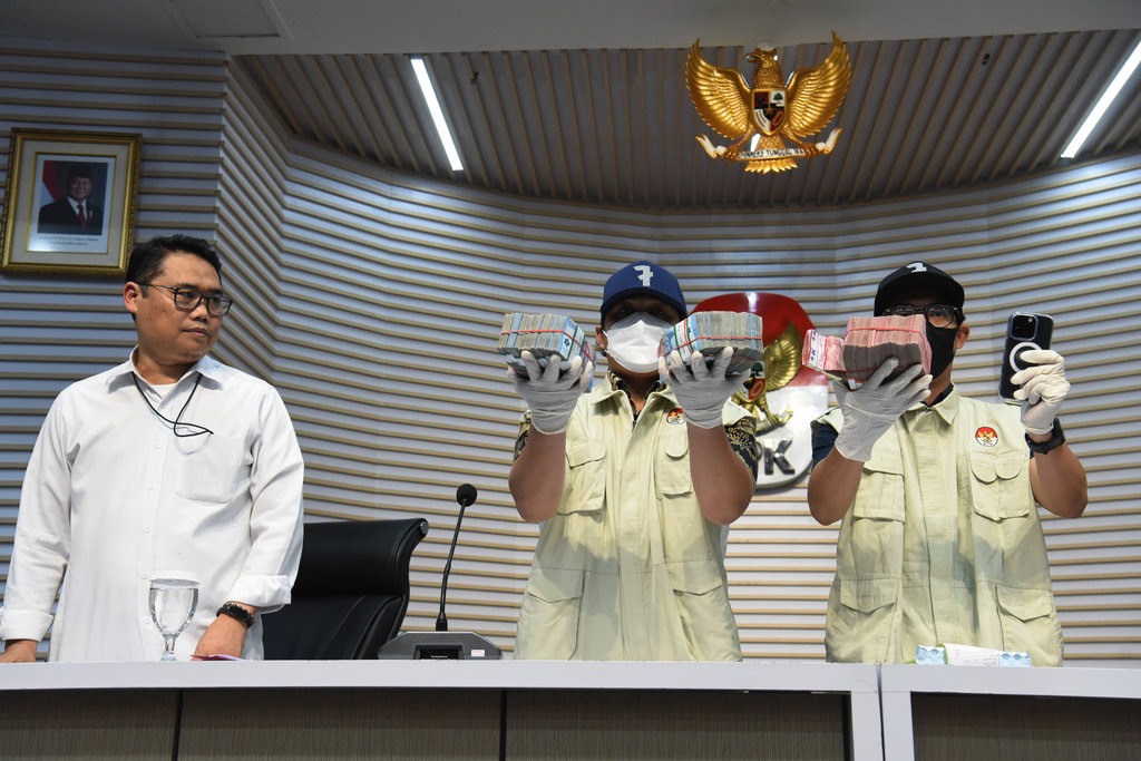 KPK tahan Bupati Kolaka Timur