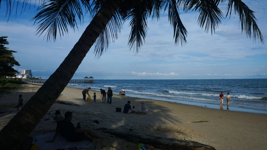 Sejumlah pengunjung berwisata di Pantai Kilang Mandiri, Balikpapan, Kalimantan Timur, Sabtu (9/8/2025). ANTARA FOTO/Aditya Nugroho/rwa. Kunjungan wisatawan nusantara ke Kalimantan Timur