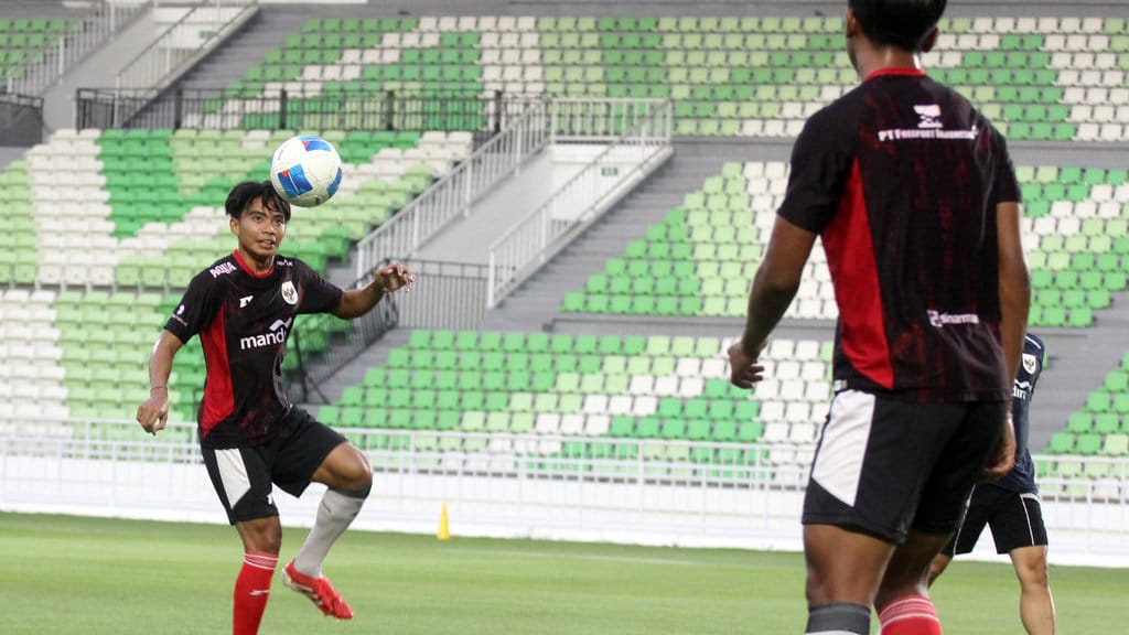 Pesepak bola Timnas Putra Indonesia U-17 Dafa Zaidan berlatih jelang Piala Kemerdekaan 2025 di Stadion Utama Sumatera Utara, Deli Serdang, Sabtu (9/8/2025).Latihan tersebut untuk persiapan melawan Tajikistan pada Selasa, 12 Agustus 2025. ANTARA FOTO/Yudi Manar/rwa. Latihan Timnas U-17 jelang Piala Kemerdekaan 2025