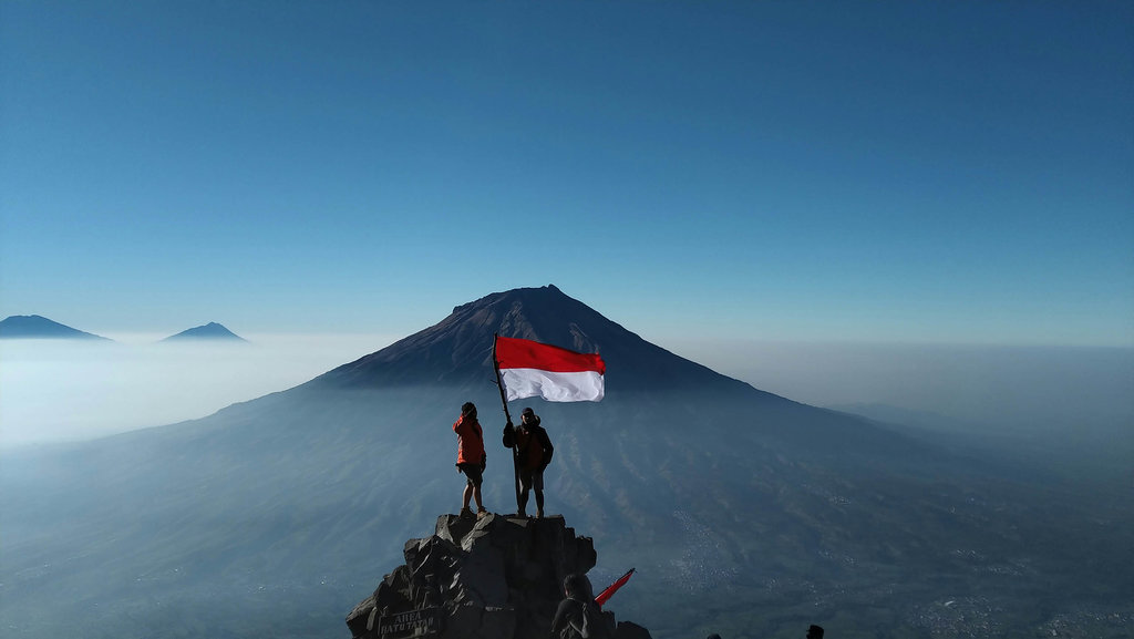 Merah Putih di Gunung. foto/unplash Merah Putih di Gunung