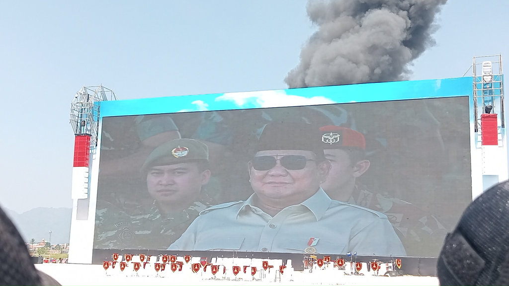 Presiden Prabowo Subianto dan Wakil Presiden Gibran Rakabumimh m Pelantikan Pasukan Operasional dan Kehormatan militer di Pusdiklatpassus, Batujajar, Minggu (10/8/2025). tirto.id/Muhammad Akmal Firmansyah Pelantikan Pasukan Operasional dan Kehormatan militer