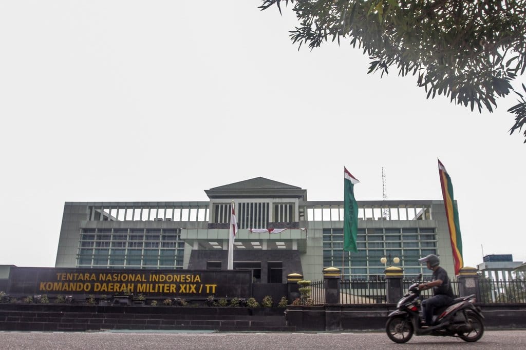 Pengendara melintas di depan gedung Komando Daerah Militer (Kodam) XIX/Tuanku Tambusai, di Pekanbaru, Riau, Minggu (10/8/2025). ANTARA FOTO/Rony Muharrman/foc. Kodam XIX/Tuanku Tambusai