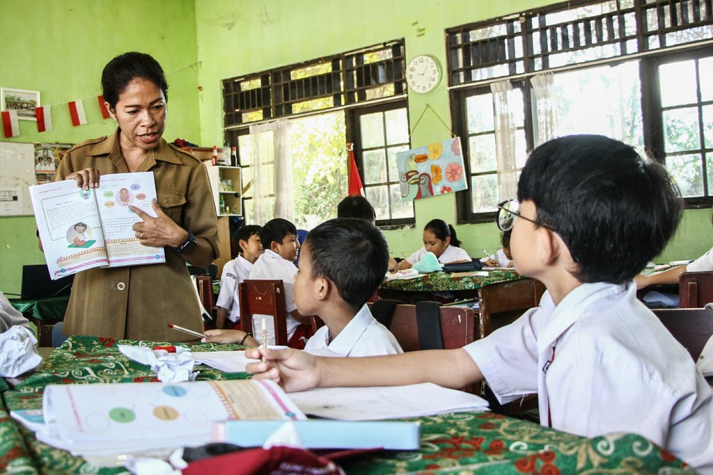 Guru honorer menyampaikan materi saat kegiatan belajar mengajar di SD Negeri Percobaan Palangka Raya, Kalimantan Tengah, Senin (11/8/2025). ANTARA FOTO/Auliya Rahman/rwa. Pemberian insentif untuk guru sebagai kado HUT ke-80 RI