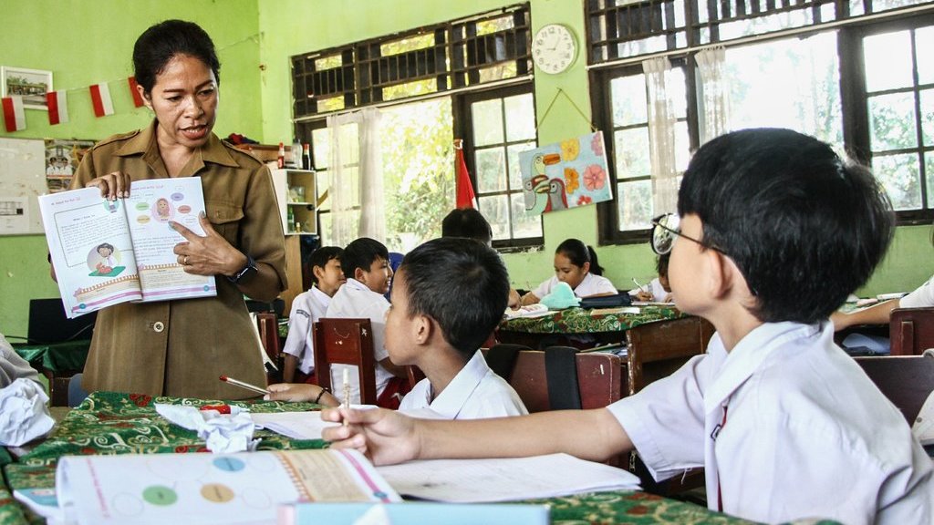 Guru honorer menyampaikan materi saat kegiatan belajar mengajar di SD Negeri Percobaan Palangka Raya, Kalimantan Tengah, Senin (11/8/2025). ANTARA FOTO/Auliya Rahman/rwa. Pemberian insentif untuk guru sebagai kado HUT ke-80 RI