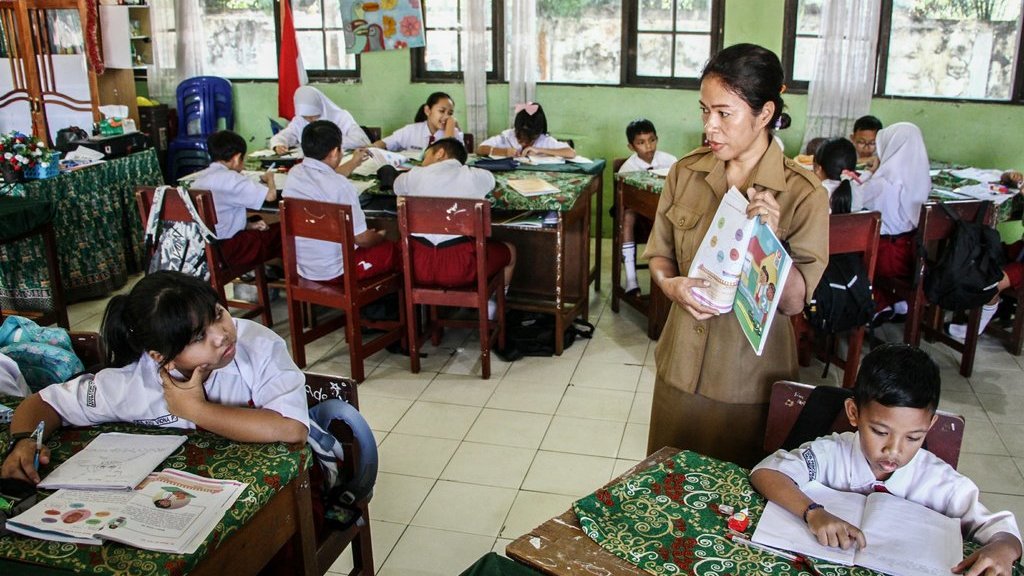 Guru honorer menyampaikan materi saat kegiatan belajar mengajar di SD Negeri Percobaan Palangka Raya, Kalimantan Tengah, Senin (11/8/2025). ANTARA FOTO/Auliya Rahman/rwa. Pemberian insentif untuk guru sebagai kado HUT ke-80 RI