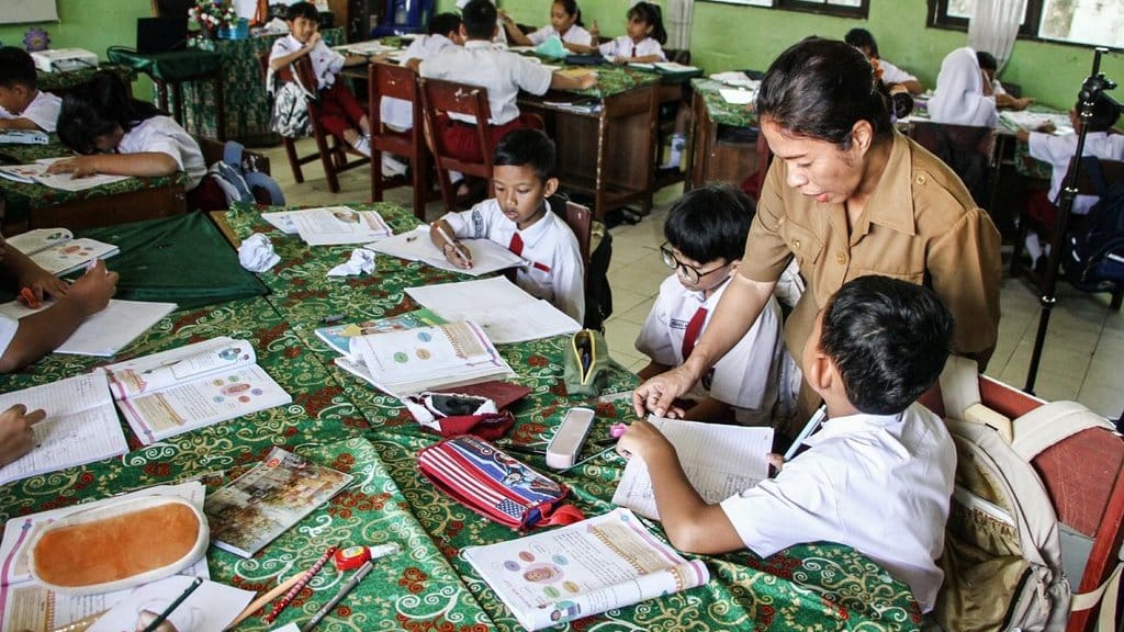 Pemberian insentif untuk guru sebagai kado HUT ke-80 RI
