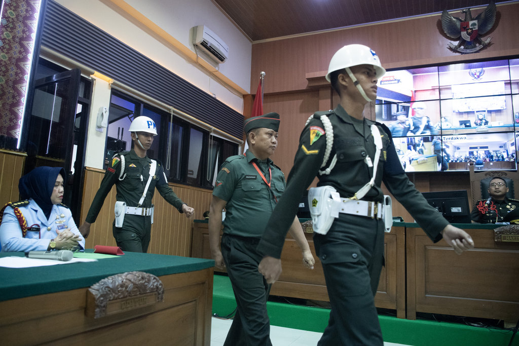Terdakwa kasus penembakan tiga polisi di Way Kanan, Lampung Kopral Dua Bazarsah (tengah) bersiap menjalani sidang putusan di Pengadilan Militer I-04 Palembang, Sumatera Selatan, Senin (11/8/2025). Dalam sidang sebelumnya, terdakwa Kopral Dua Bazarsah dituntut dengan hukuman maksimal pidana mati dan pemecatan dari TNI. ANTARA FOTO/Nova Wahyudi/rwa. Sidang putusan kasus penembakan polisi di Way Kanan