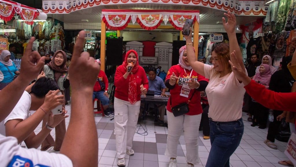 Perserta bernyanyi saat lomba karaoke HUT ke-80 Kemerdekaan RI di Pasar Beringharjo, Yogyakarta, Selasa (12/8/2025). ANTARA FOTO/Andreas Fitri Atmoko/foc. Semarak kemerdekaan di Pasar Beringharjo