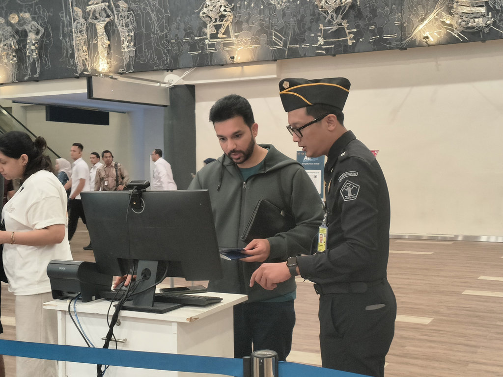 Pemeriksaan Keimigrasian Wisatawan Asing di Bali