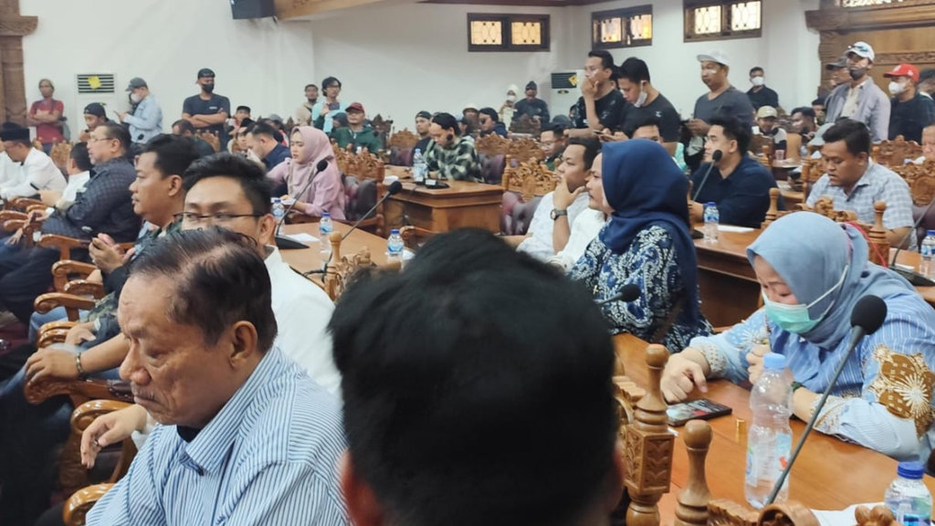 Anggota DPRD Pati menggelar sidang paripurna membahas usulan pembentukan pansus hak angket pemakzulan bupati, Rabu (13/8/2025). Tirto.id/Baihaqi Annizar Sidang Paripurna DPRD Pati