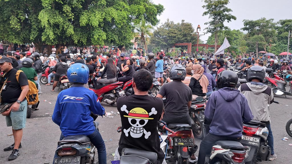 Kantor Bupati Pati Masih Dikerumusi Massa
